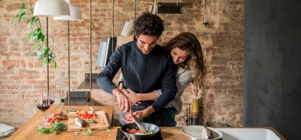 Paar kocht zusammen in der Küche