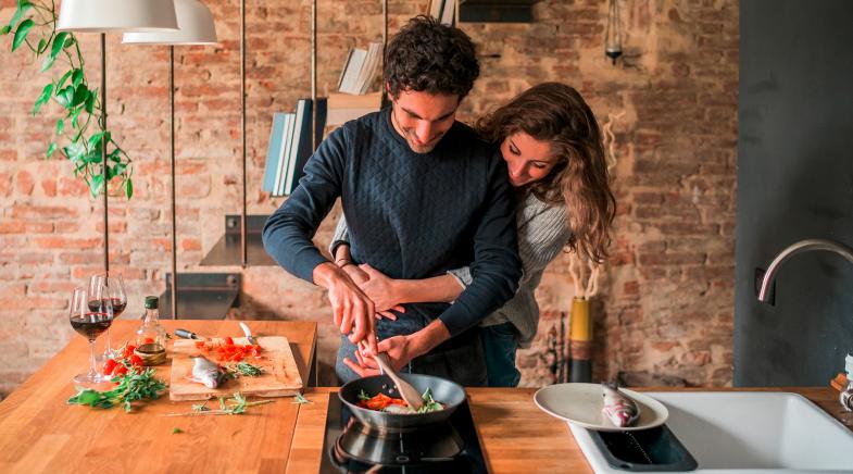 Paar kocht zusammen in der Küche