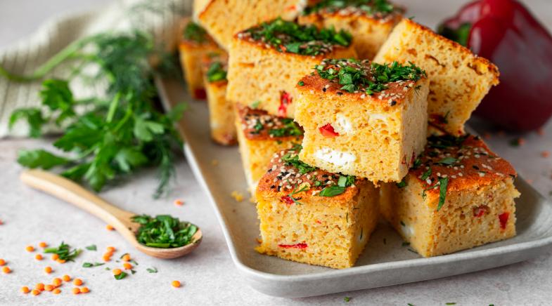 Linsenbrot mit Paprika und Feta