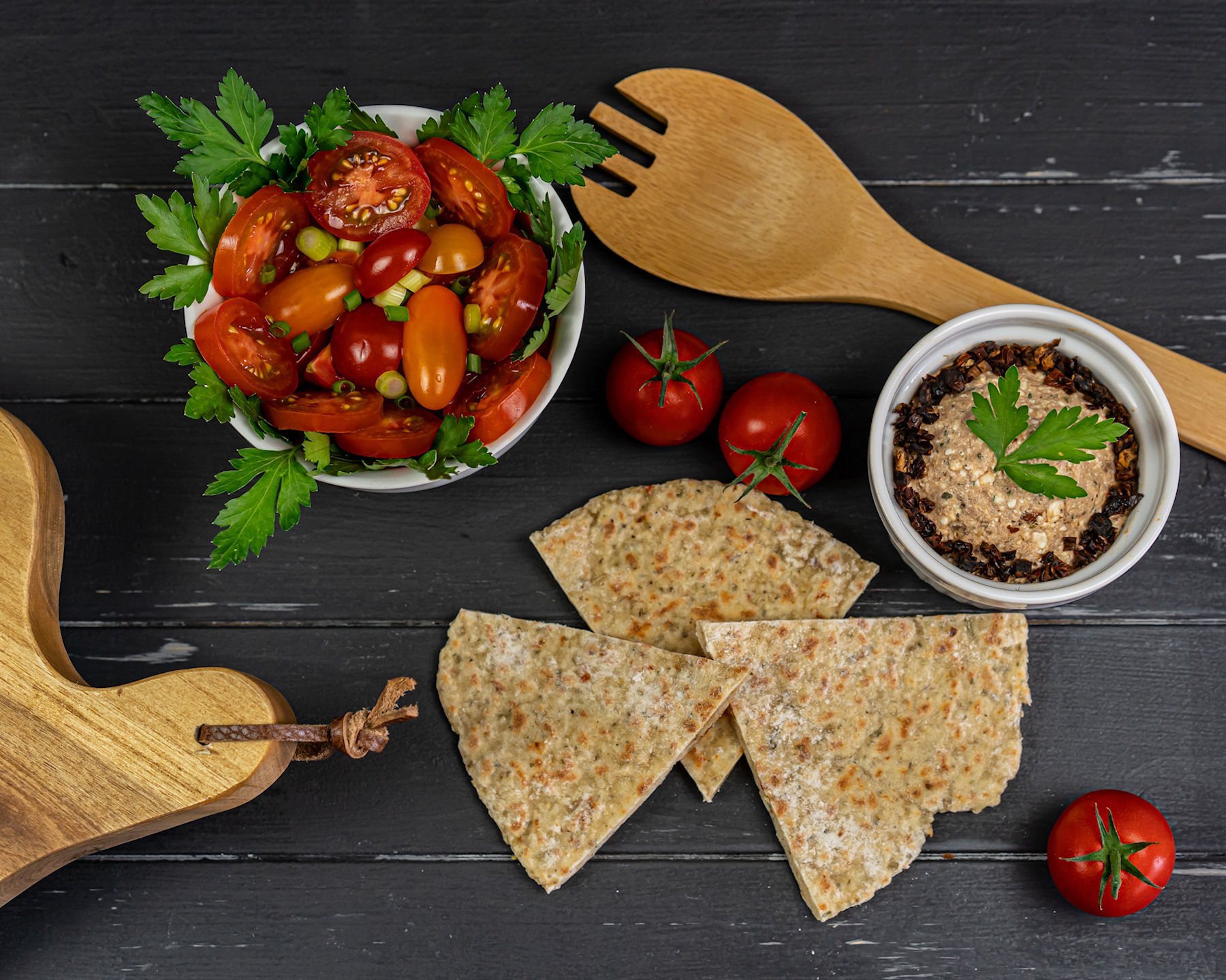 Tomatensalat mit Naan-Brot