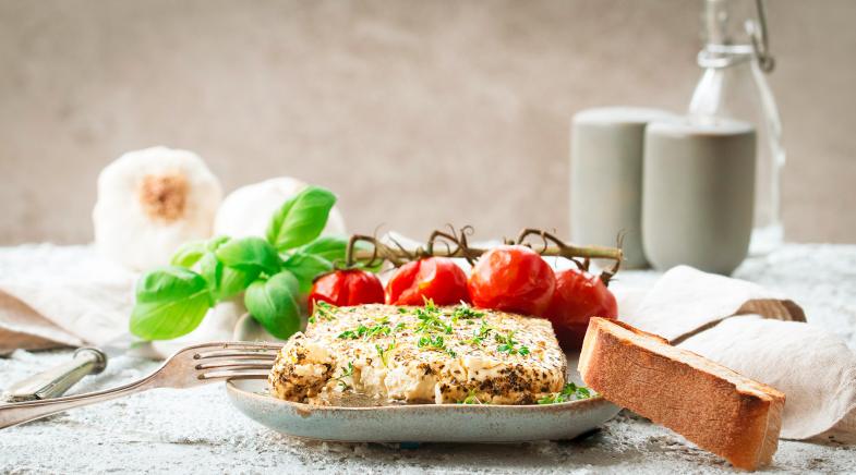 Ofenfeta mit Toast und Tomaten