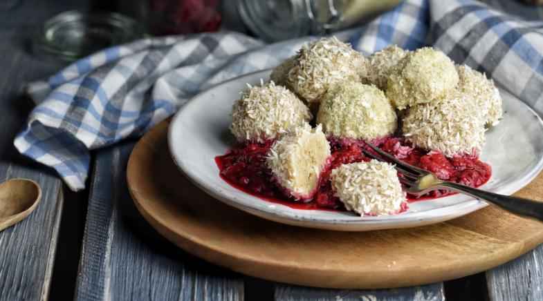 Ein Teller mit Quarkknödel auf Fruchtspiegel