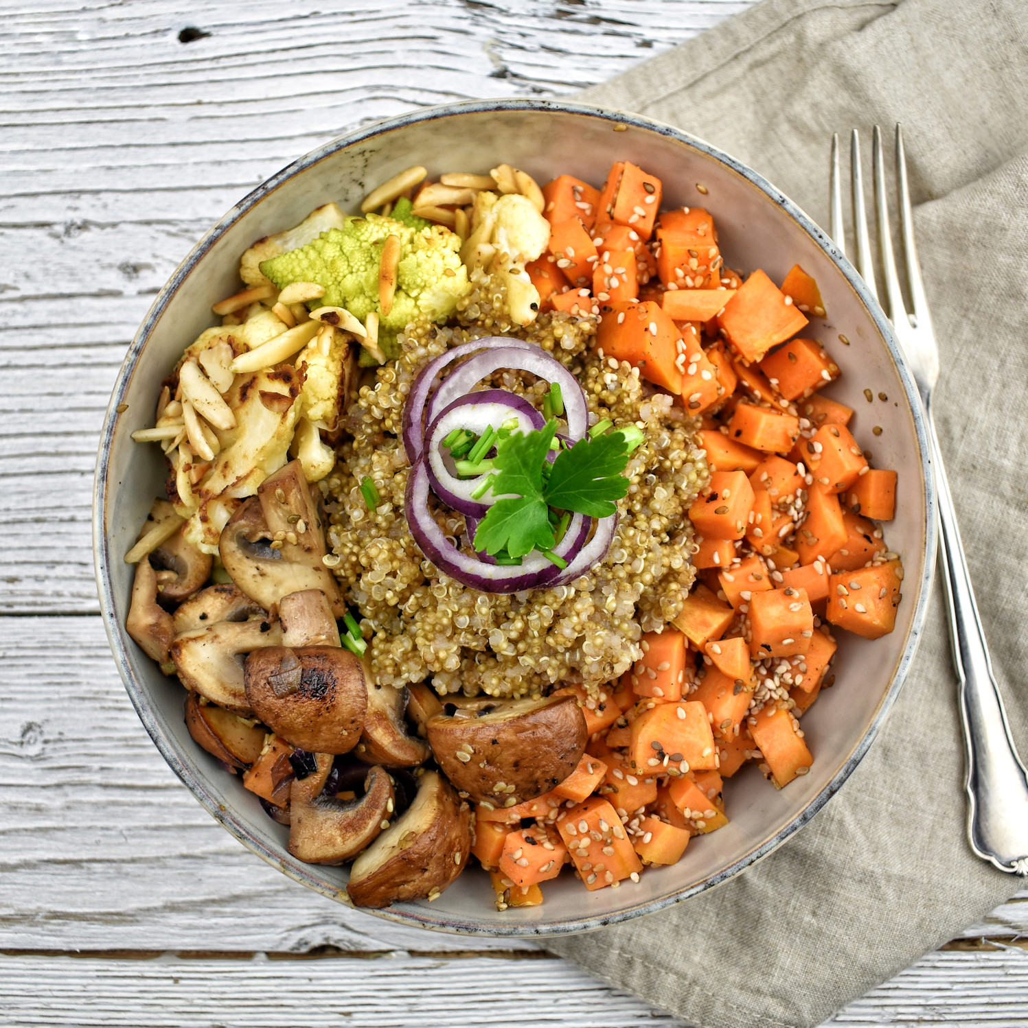 Quinoa-Salat mit Gurkendip