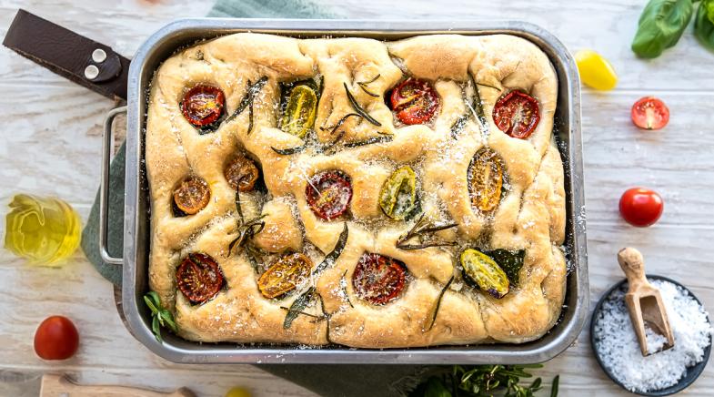 Focaccia mit Rosmarin und Tomaten