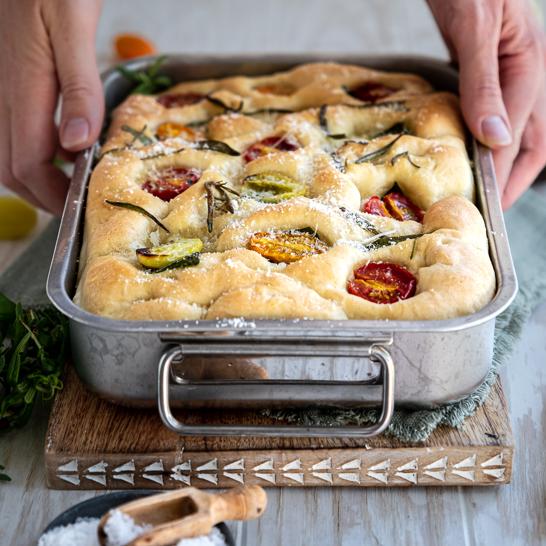 Focaccia mit Rosmarin und Tomaten