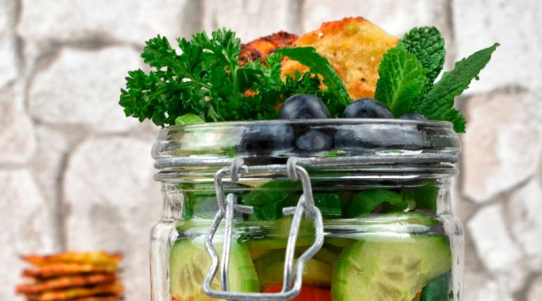 Salat im Glas mit Proteincrackern