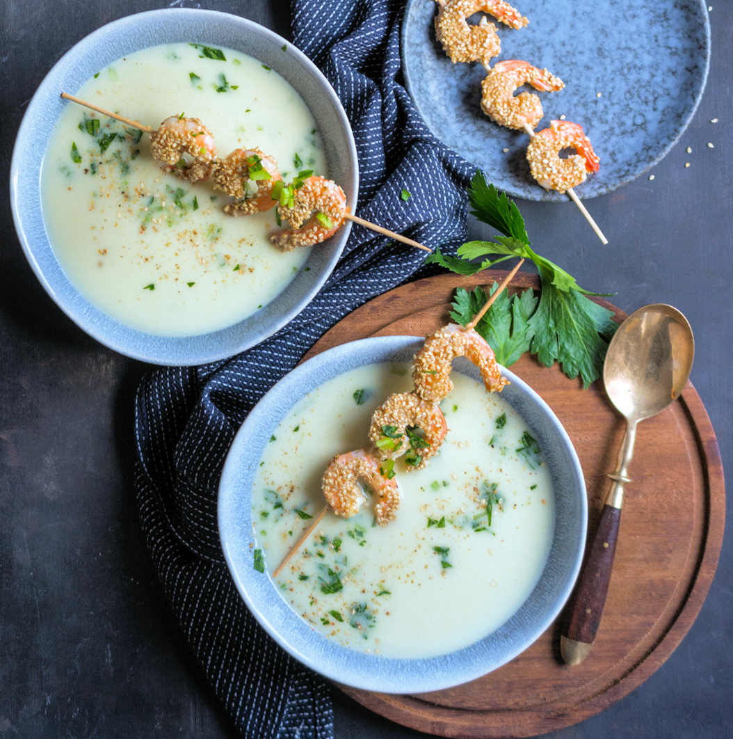 Selleriesuppe mit Garnelenspießen 