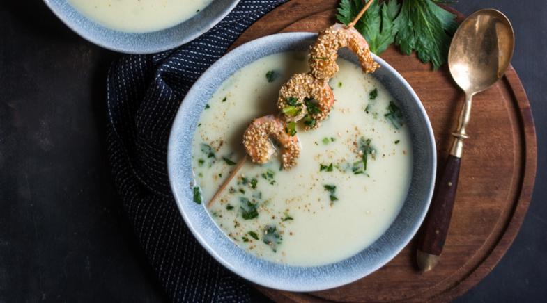 Sellerie-Kokos-Suppe mit Garnelen