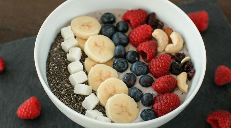 Smoothie Bowl in einer Schale mit Früchten garniert