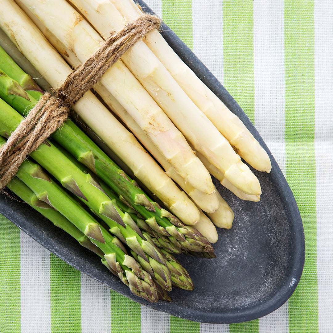 Grüner und weißer Spargel