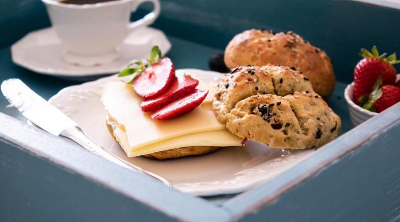 Tomatenbrötchen mit Käse belegt