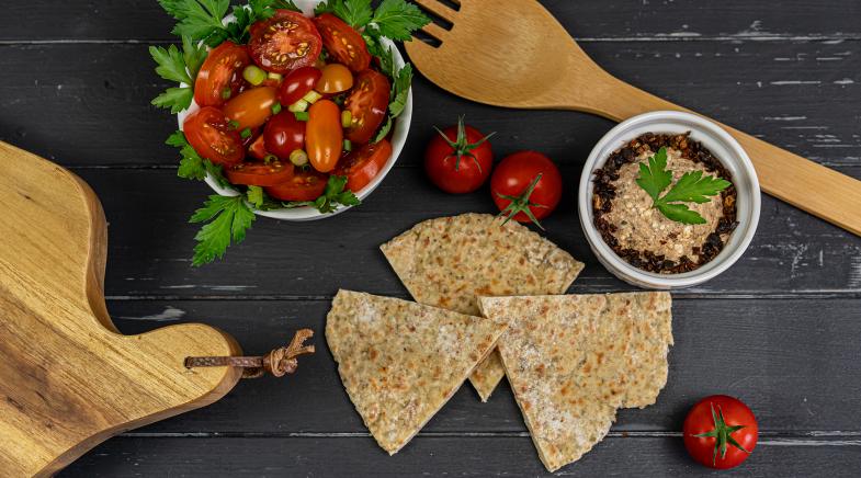 Tomatensalat mit Naan-Brot