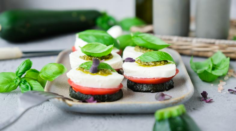 Zucchini-Caprese-Häppchen