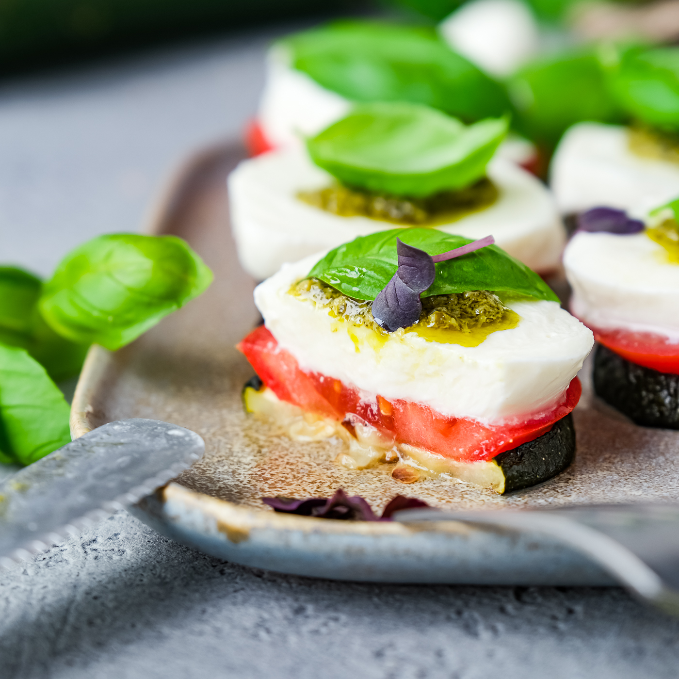 Zucchini-Caprese-Häppchen