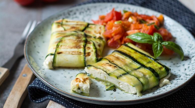 Zucchinipäckchen mit Feta und Chutney