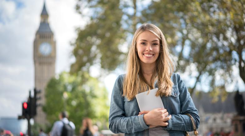 Studentin in London vor Big Ben