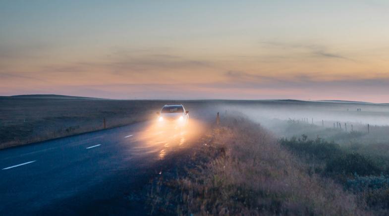 Auto fährt im Nebel