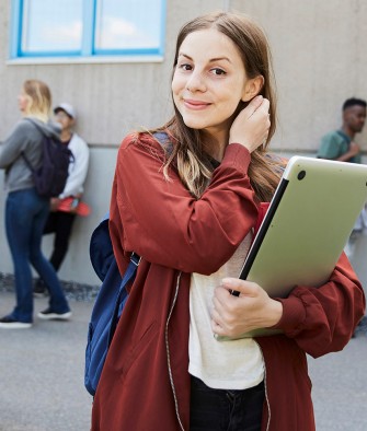 Junge Frau auf Schulhof