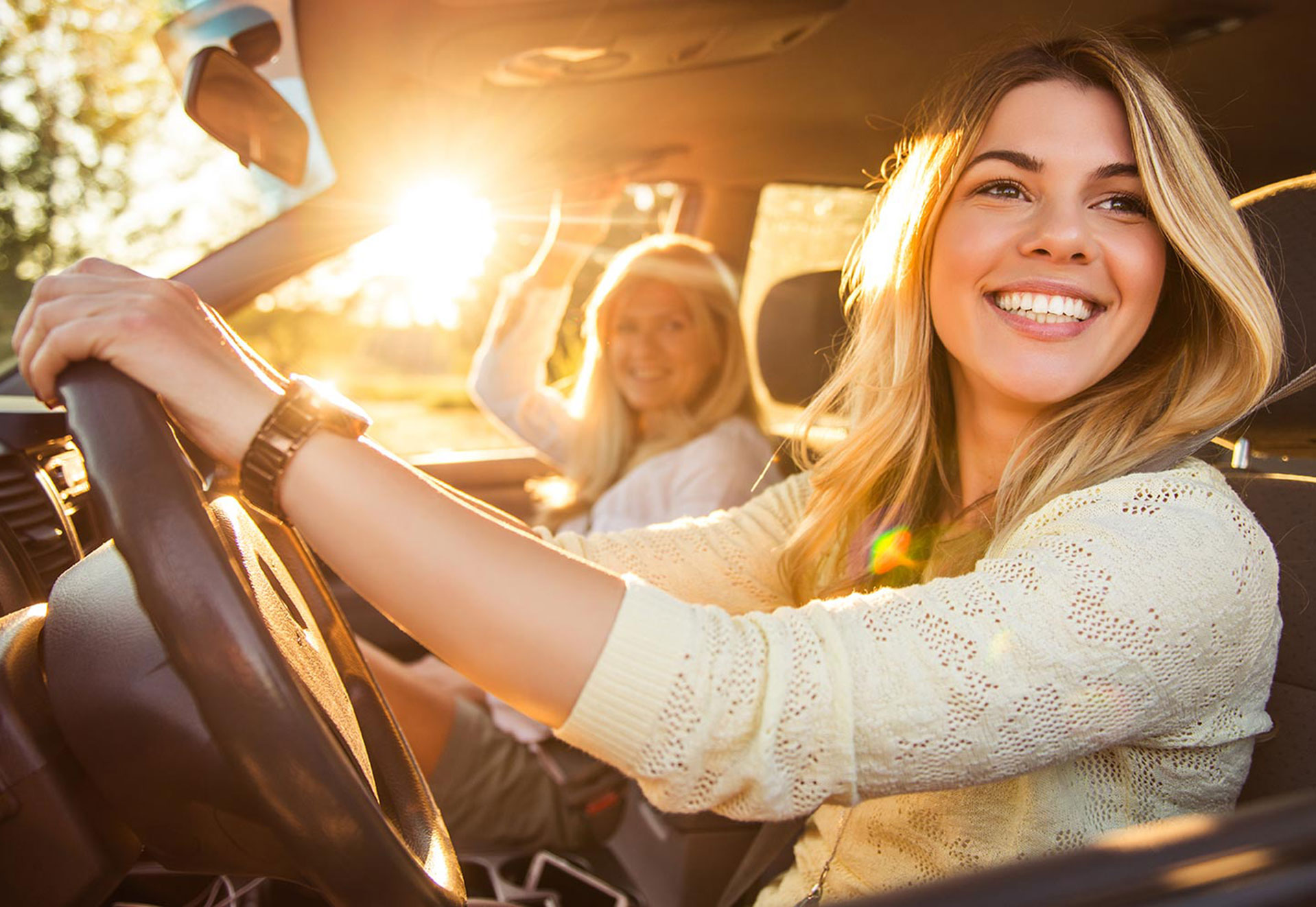 Blick aus einem Auto auf zwei Frauen, die sich unterhalten und spazieren gehen..
