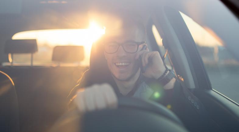 Mann telefoniert beim Autofahren