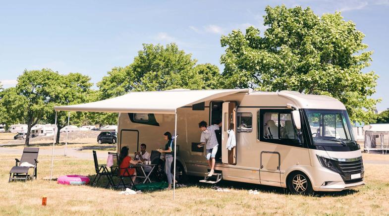 Familie mit Camper auf dem Campingplatz