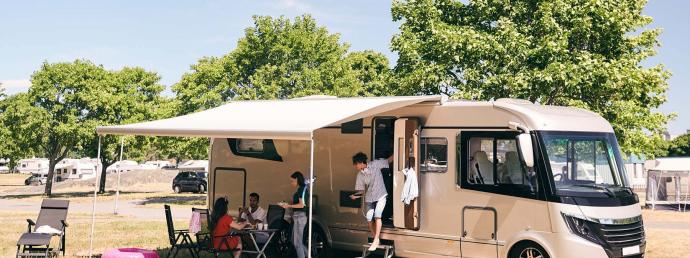 Familie mit Camper auf dem Campingplatz