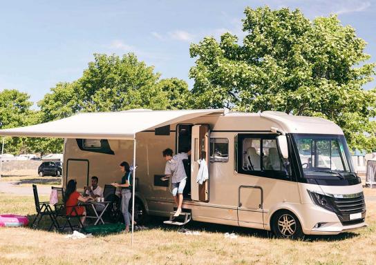 Familie mit Camper auf dem Campingplatz