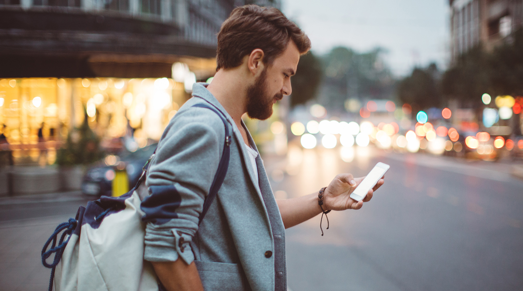 Mann mit Smartphone in der Hand