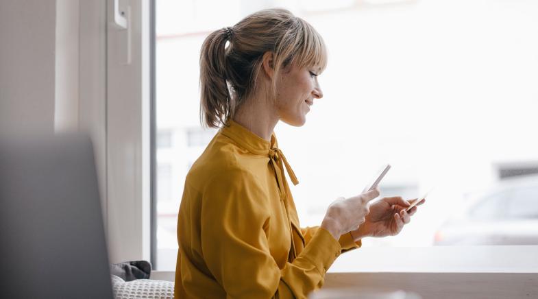 Junge Frau mit Smartphone