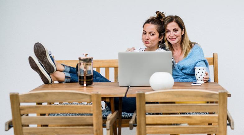 Zwei junge Frauen sitzen am Tisch