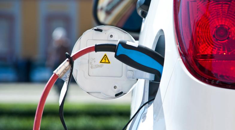 Stecker einer Ladesäule in einem E-Auto