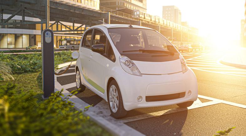 Elektroauto lädt in sonniger Stadt an der Strasse