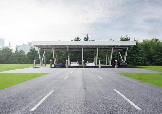 Eine überdachte E-Ladestation mit drei ladenden Elektroautos