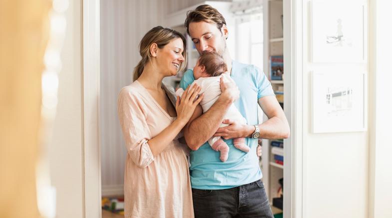 Mutter und Vater mit Baby auf dem Arm