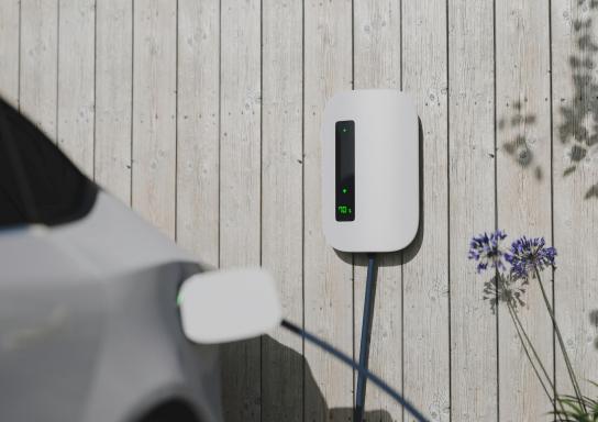 Das Ladegerät für Elektrofahrzeuge zeigt an, dass die Batterie bei einer Heimladestation zu 70 % aufgeladen ist.