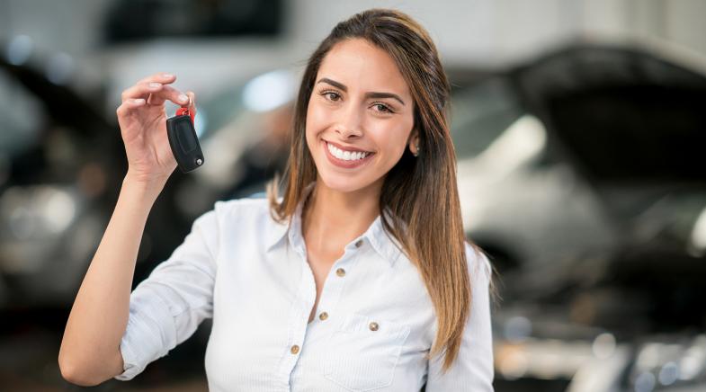 Frau mit Autoschlüssel in der Hand