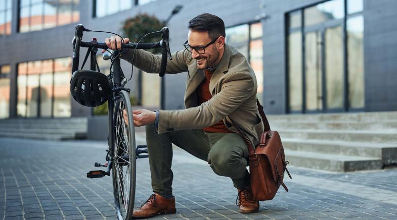 Junger Mann steht vor Fahrradständer