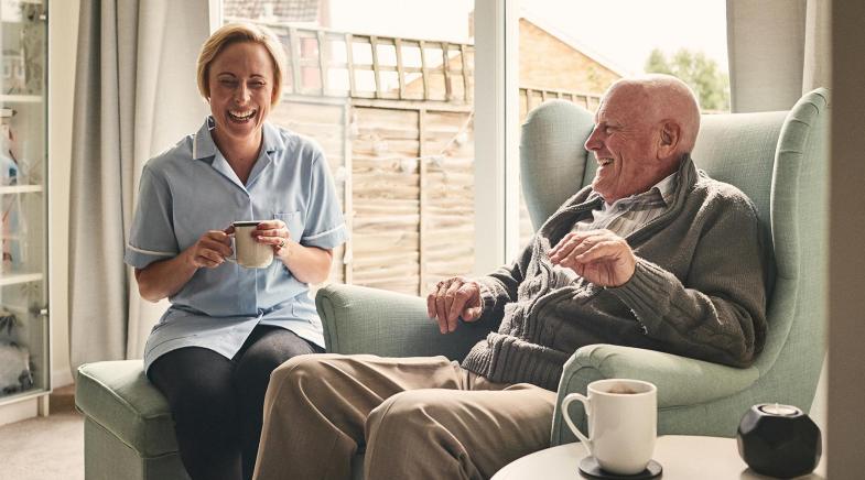 Zwei Personen beim Kaffee trinken