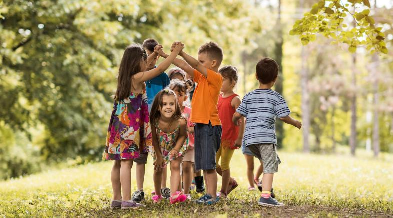 Spielende Kinder im Park