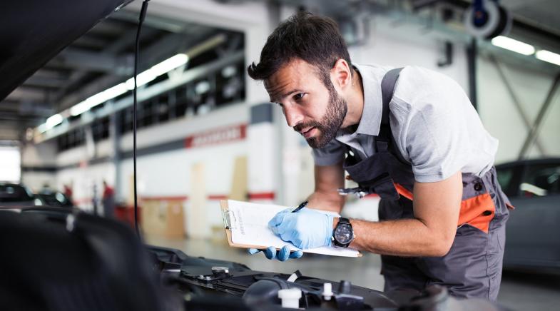 Mitarbeiter einer Autowerkstatt