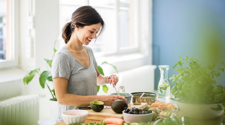 Eine Frau bereitet Essen in der Küche zu