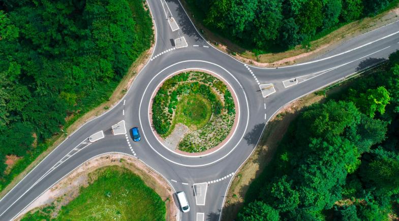 Ein Kreisverkehr von oben