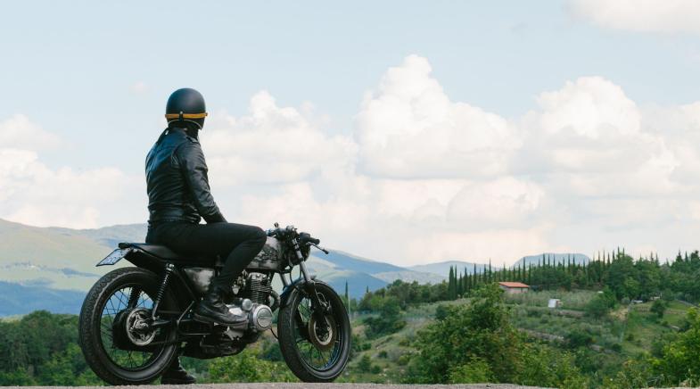 Mann auf Motorrad mit Schutzkleidung