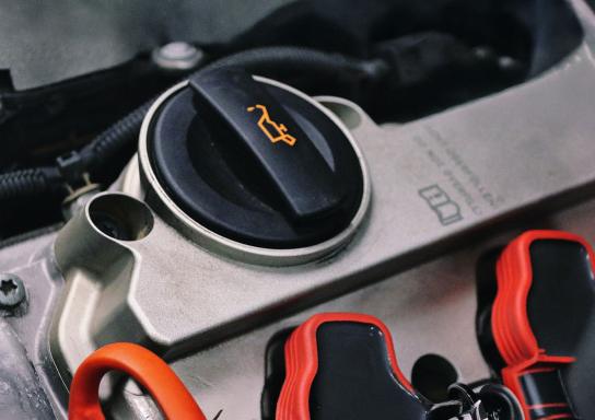 Öldeckel im Motorraum eines Autos