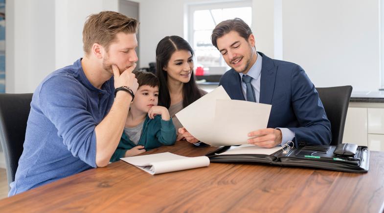 Familie beim Versicherungsberater