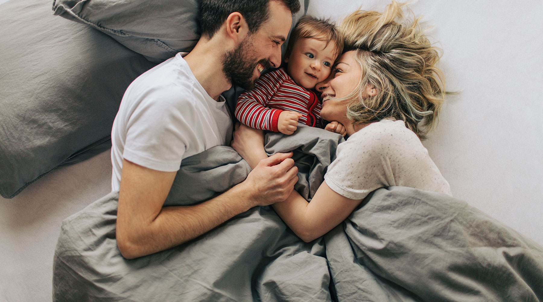 Junge Familie im Bett