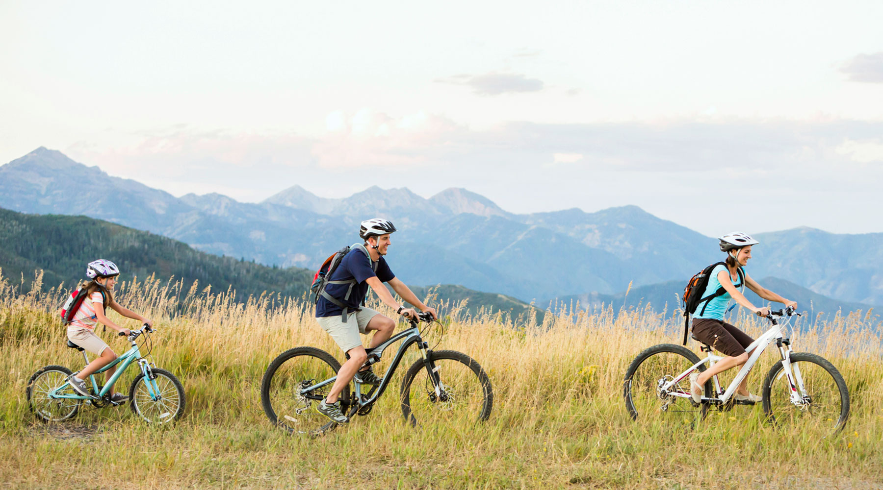 Familie sicher mit dem Fahrrad unterwegs