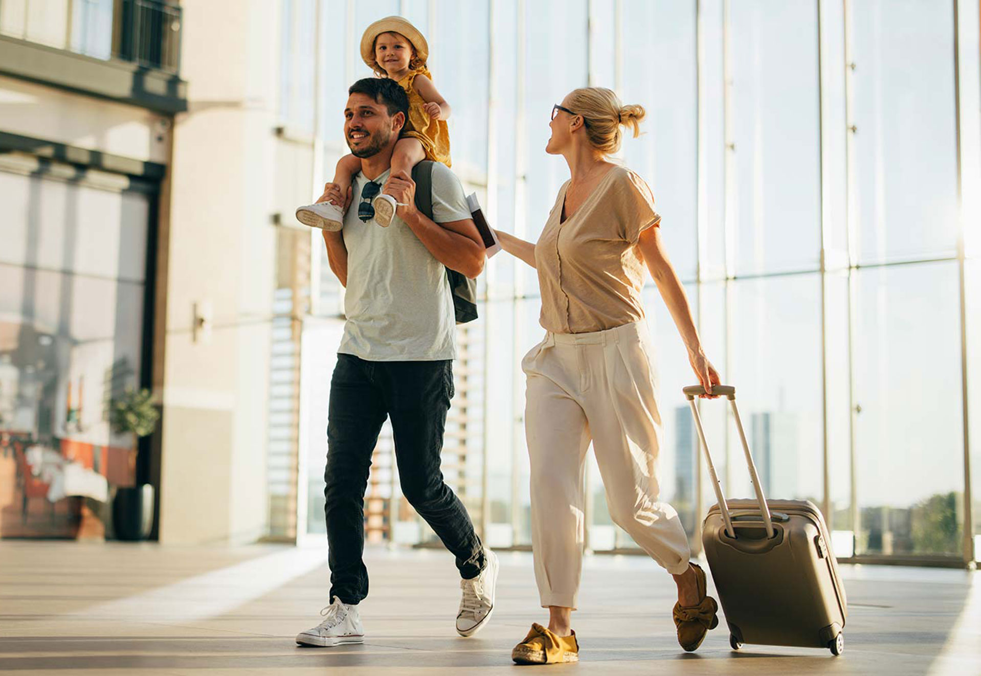 Familie mit einem kleinen Mädchen am Flughafen.