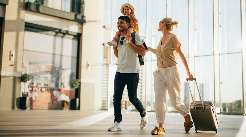 Familie mit einem kleinen Mädchen am Flughafen.