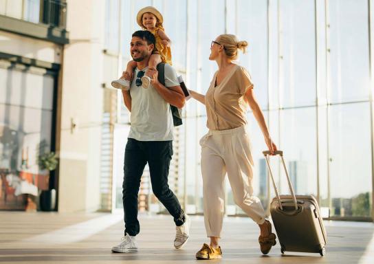 Familie mit einem kleinen Mädchen am Flughafen.